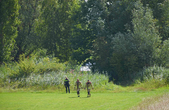 Hulpdiensten in actie bij melding mogelijk stoffelijk overschot aan Lekdijk