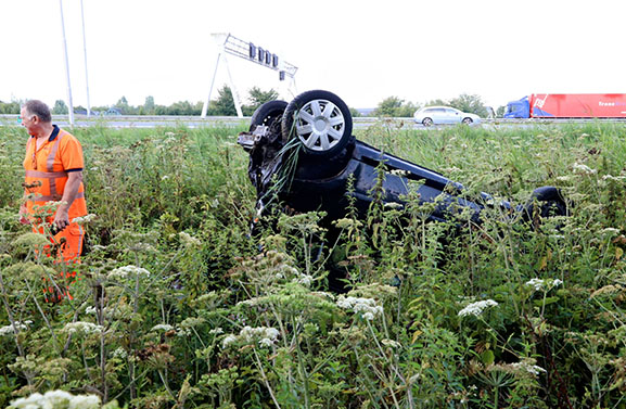 Auto op de kop na ongeval op A2 bij Beesd: bestuurder naar ziekenhuis