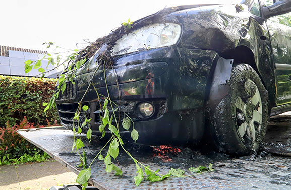 Auto uit sloot gehaald langs Heukelumseweg in Asperen