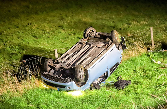 Auto rolt dijk af in Buurmalsen: twee gewonden
