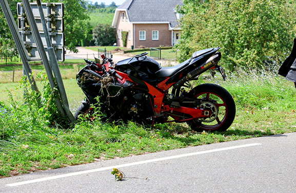 Drie gewonden bij aanrijding tussen motorrijder en voetgangers in Beusichem