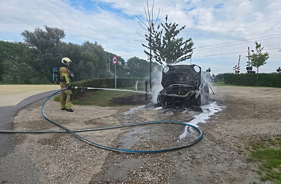 Autobrand aan Diefdijk in Leerdam: voertuig volledig in vlammen op