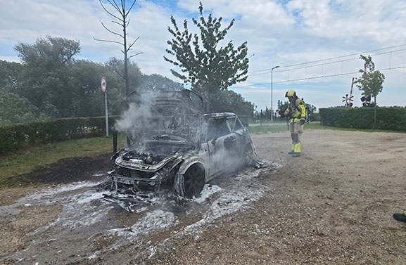 Autobrand aan Diefdijk in Leerdam: voertuig volledig in vlammen op