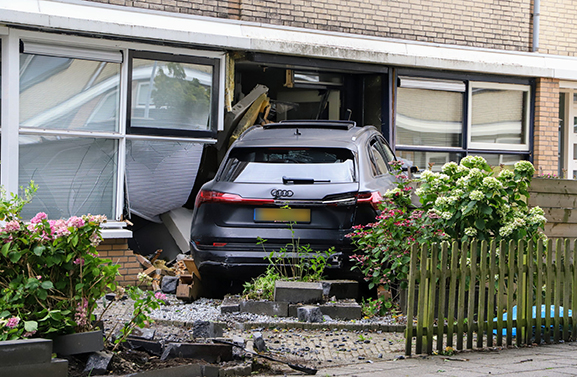 Automobilist ramt gevel in Tiel