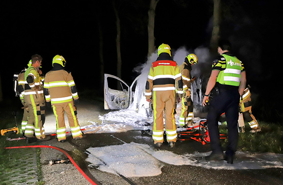Kleine bestelauto volledig uitgebrand