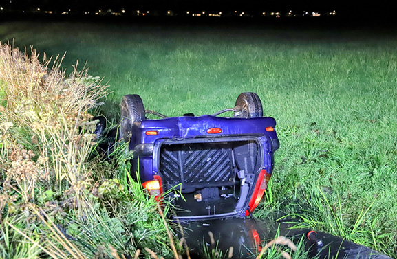 Auto op zijn kop in de sloot beland
