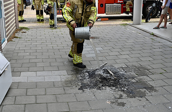 Brandweer Leerdam rukt uit voor berg brandend afval