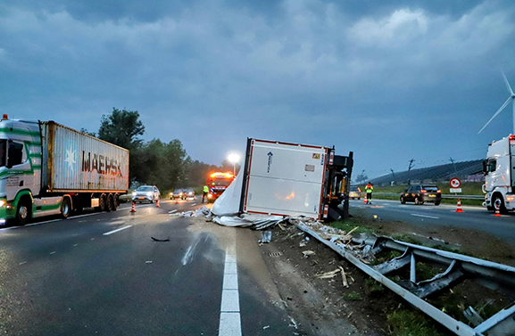 Ongeval op A15 zorgt voor flinke vertragingen