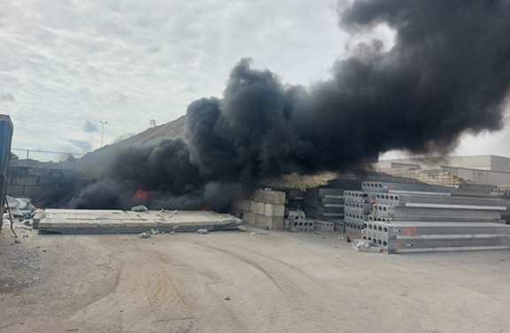 Buitenbrand bij Waardo Beton: gitzwarte rookwolken boven Tiel