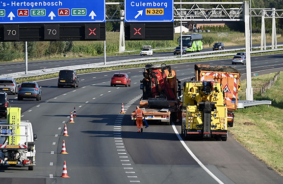 Vrachtwagen ramt viaduct op A2; meerdere metalen platen losgeraakt