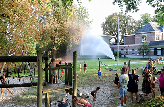 Brandweer zorgt voor waterspektakel; jeugd geniet met volle teugen