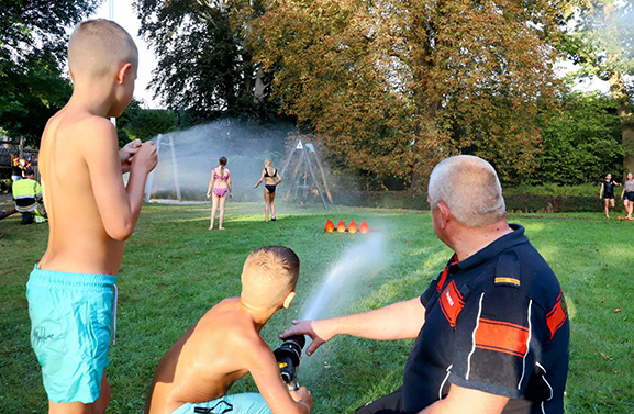 Brandweer zorgt voor waterspektakel; jeugd geniet met volle teugen