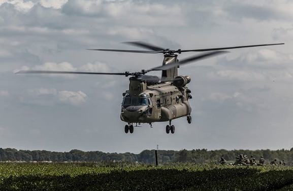 Helikopters doen laagvliegoefeningen boven de regio