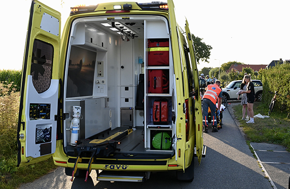 Fietser gevallen nadat hij schrikt van auto uit een uitrit