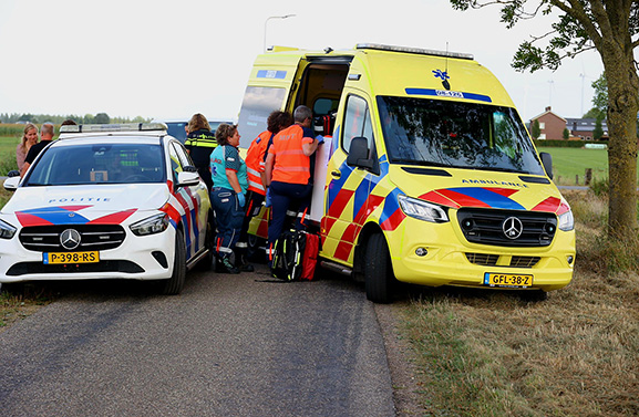 Bestelbusje rijdt wielrenner aan