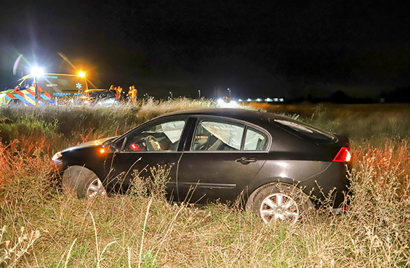 Ongeval op de A15; bestuurder verliest macht over stuur en mist bocht