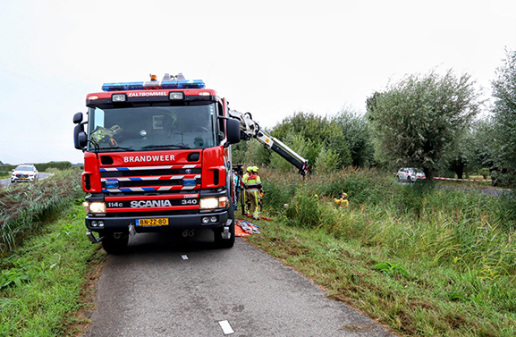 Bestuurder bekneld geraakt onder heftruck