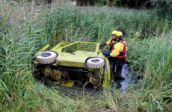 Bestuurder bekneld geraakt onder heftruck
