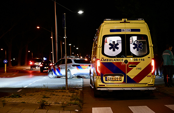 Scooterrijder onderuit op kruising