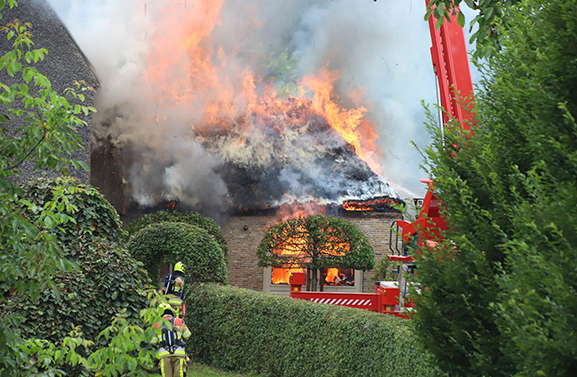 Zeer grote brand aan de Waalbanddijk in Varik