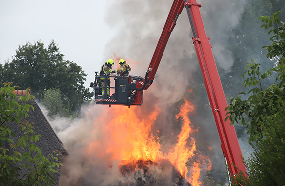 Zeer grote brand aan de Waalbanddijk in Varik