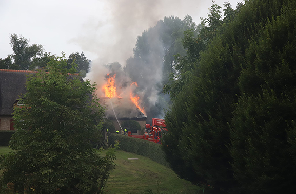 Zeer grote brand aan de Waalbanddijk in Varik