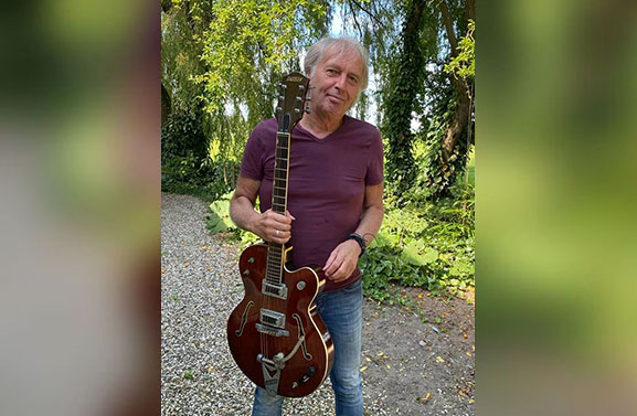 Gestolen gitaar Harry Sacksioni na 50 jaar weer terecht