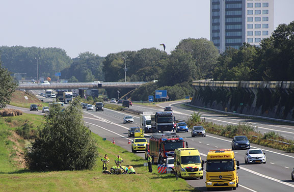 Auto in de sloot langs de A15 bij Tiel