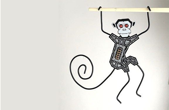 Kinderen bouwen knipperende Kerst-aap van ‘lege’ batterijen