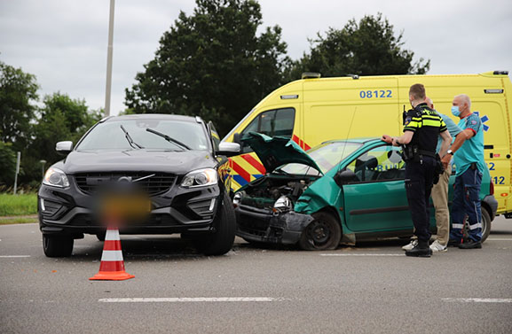 Botsing tussen twee auto's op de N327 in Rhenoy