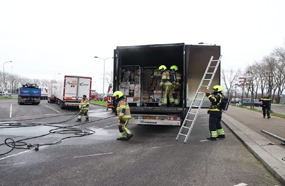 Vrachtwagen met levensmiddelen vat vlam langs A2 bij Beesd
