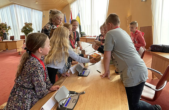 Basisschoolleerlingen uit West Betuwe voor één dag raadslid