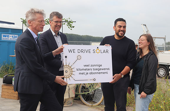 Wethouder Joost Reus opent deelautoproject in Parijsch