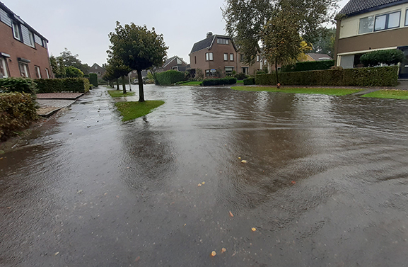 Wolkbreuk zet straten in Lienden blank