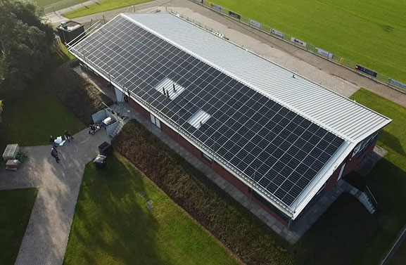 Zonnepanelen op clubgebouw sc Everstein