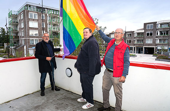 Gemeente Vijfheerenlanden hijst regenboogvlag op Coming Out Day