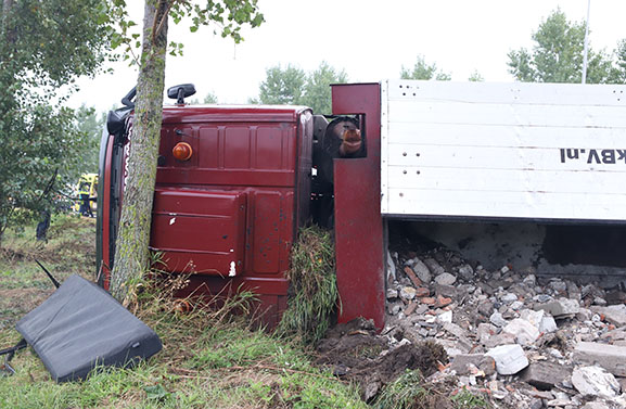 Ravage na kantelen vrachtwagen met puin bij knooppunt Deil