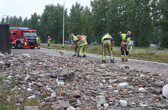 Ravage na kantelen vrachtwagen met puin bij knooppunt Deil