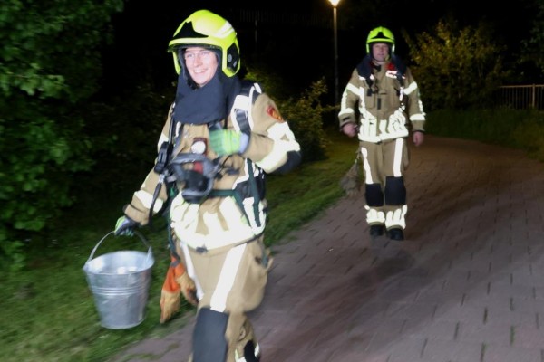 Brandweer voorkomt uitbreiding van struikbrand bij spoorviaduct in Tiel