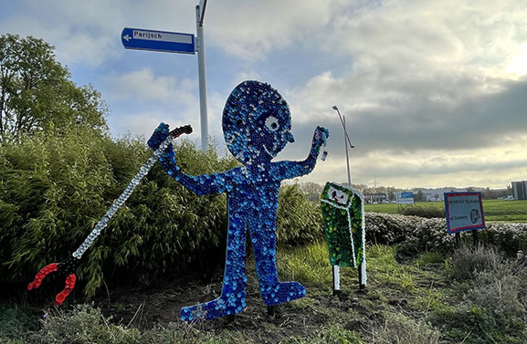 Recycle-kunstwerk op Culemborgse rotonde door kinderen gemaakt