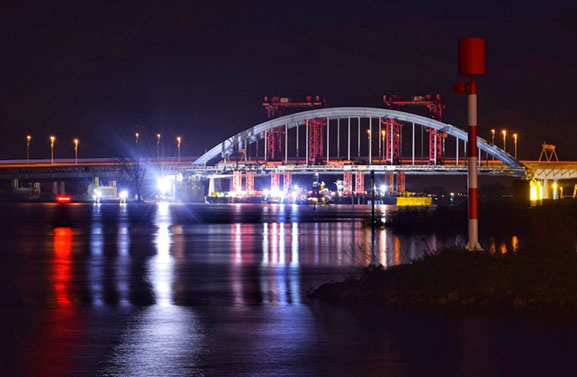 Rijkswaterstaat stelt verplaatsen brug uit vanwege kapotte lierkabel