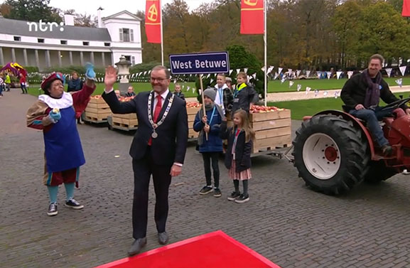Burgemeester Stoop brengt speciale Ozosnel-appels naar Sinterklaas