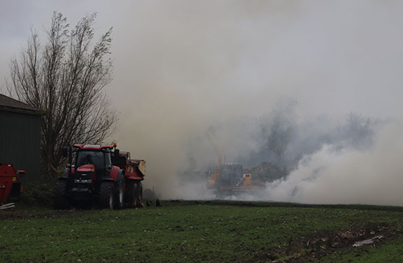 Stank- en rookoverlast in Lexmond vanwege smeulende hooibalen