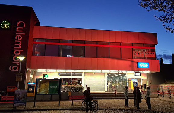 NS station Culemborg kleurt oranje vanwege Orange the World
