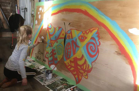 Onthulling van schilderij in Vianense Poort van 8-jarige Sarah Jansen
