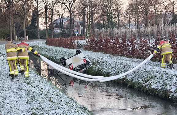 Auto te water in Eck en Wiel