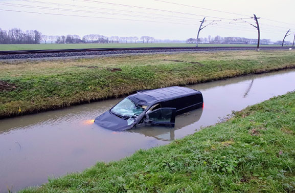 Bestelbus in de sloot langs de A15 bij Herwijnen