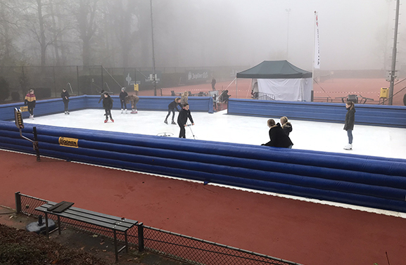 Groep 8 leerlingen openen kunstschaatsbaan in Buren