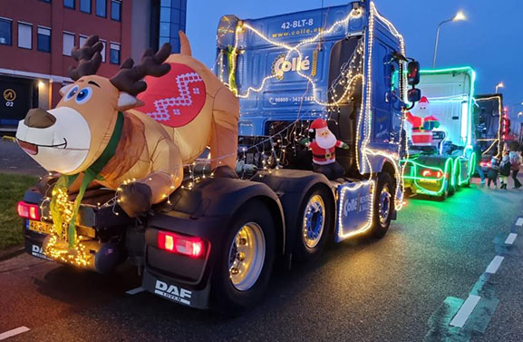 Oranjevereniging Vianen scoort met Kersttour verlichte vrachtwagens