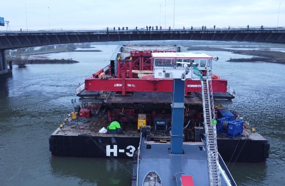 Op naar de sloop: iconische Lekbrug nu helemaal weg